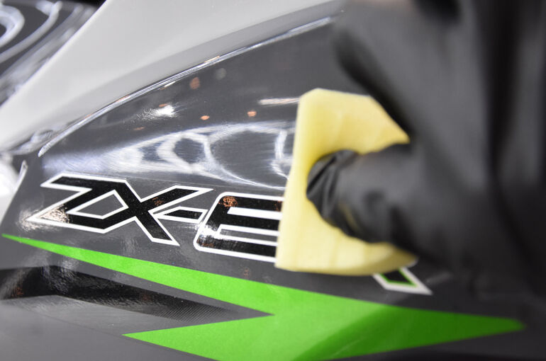 カワサキ・ZX-6Rのガラスコーティング２４