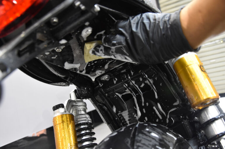 トライアンフ・スラクストン1200RSのバイクコーティング１６