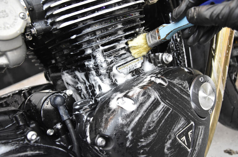 トライアンフ・スラクストン1200RSのバイクコーティング１７