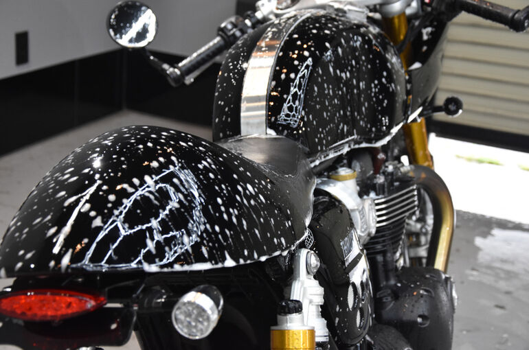 トライアンフ・スラクストン1200RSのバイクコーティング１８