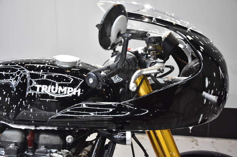 トライアンフ・スラクストン1200RSのバイクコーティング２０